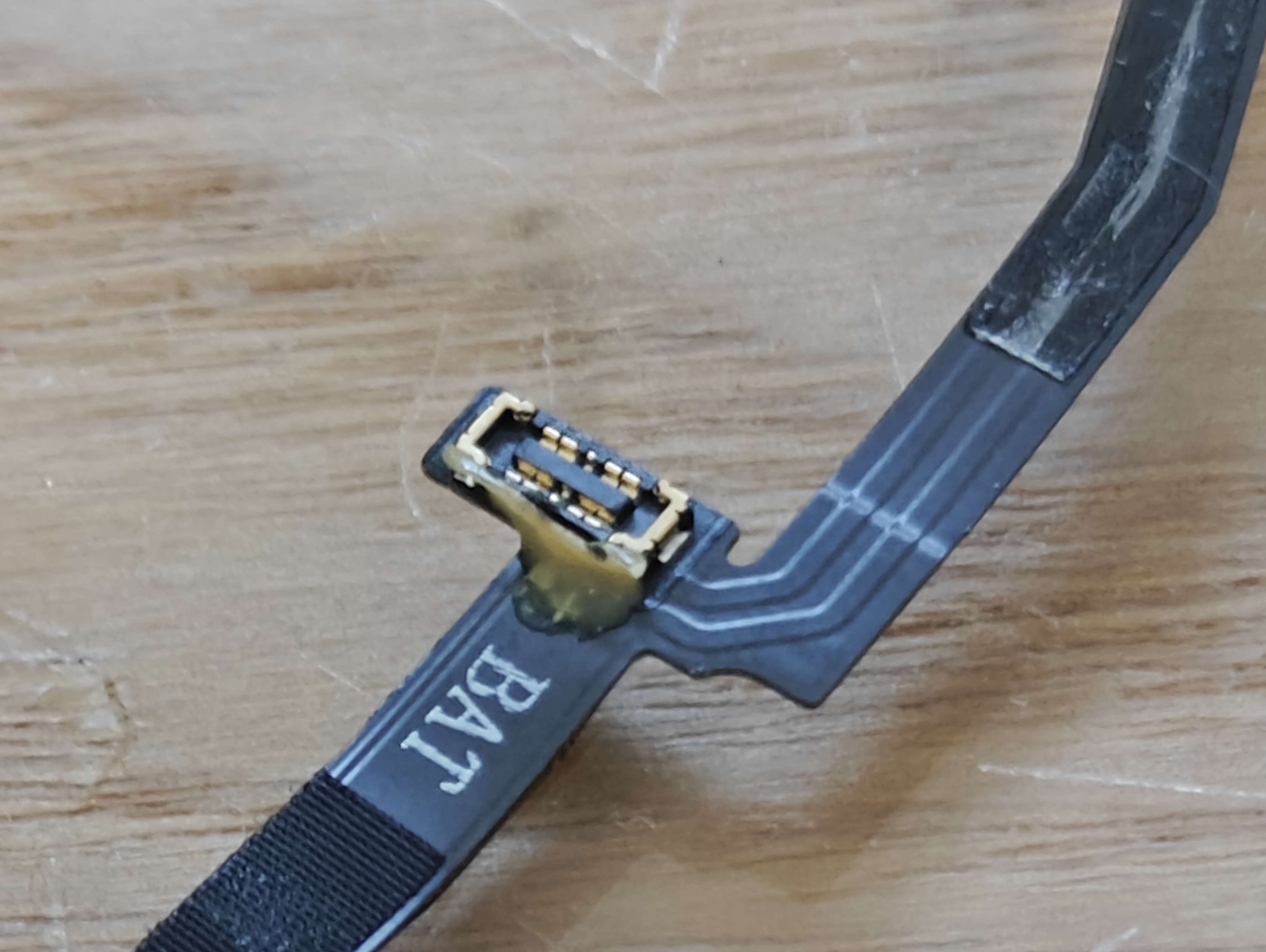 Battery connector on speaker cable